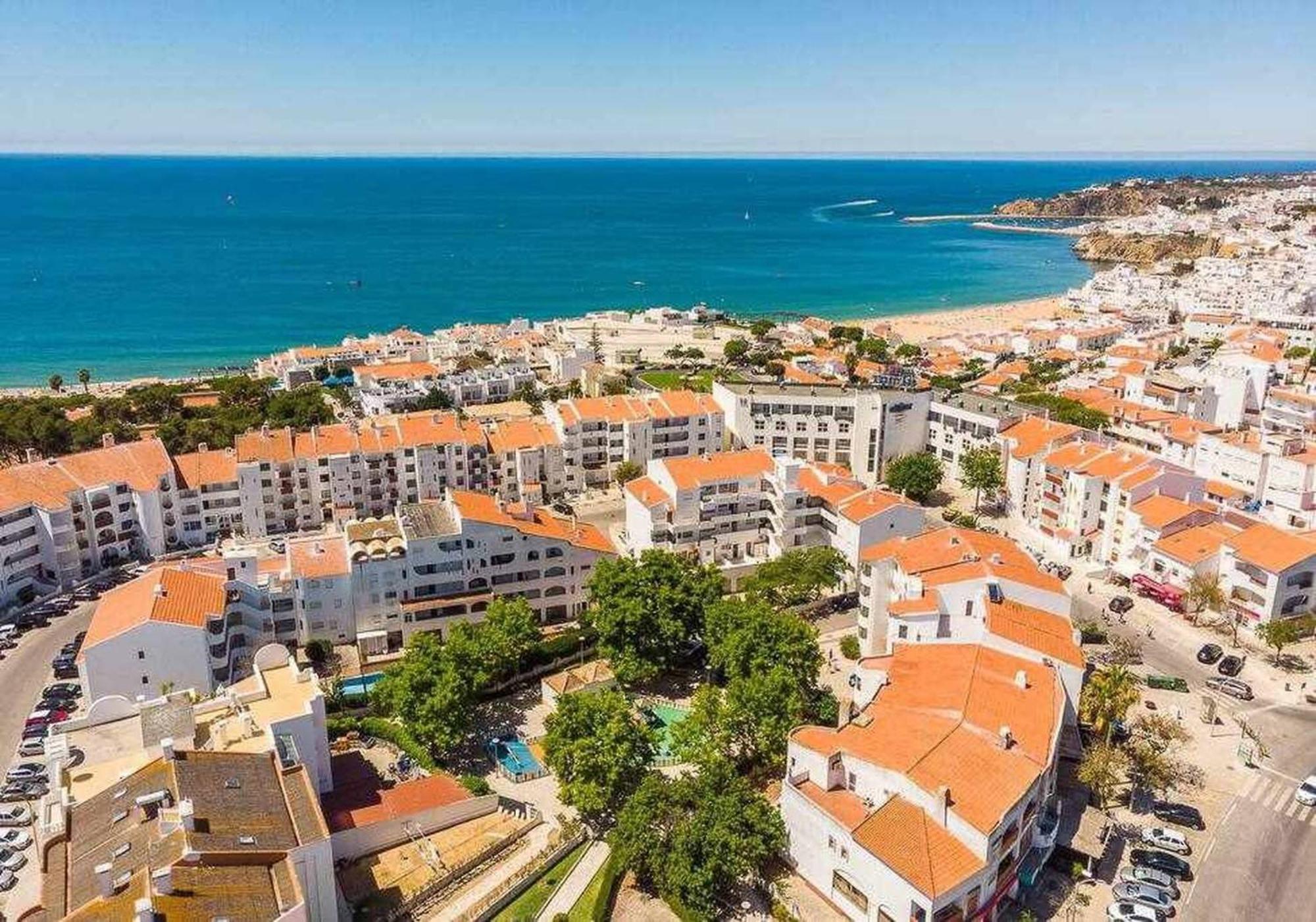Central Town 2-Bedroom Apartment Albufeira Bagian luar foto