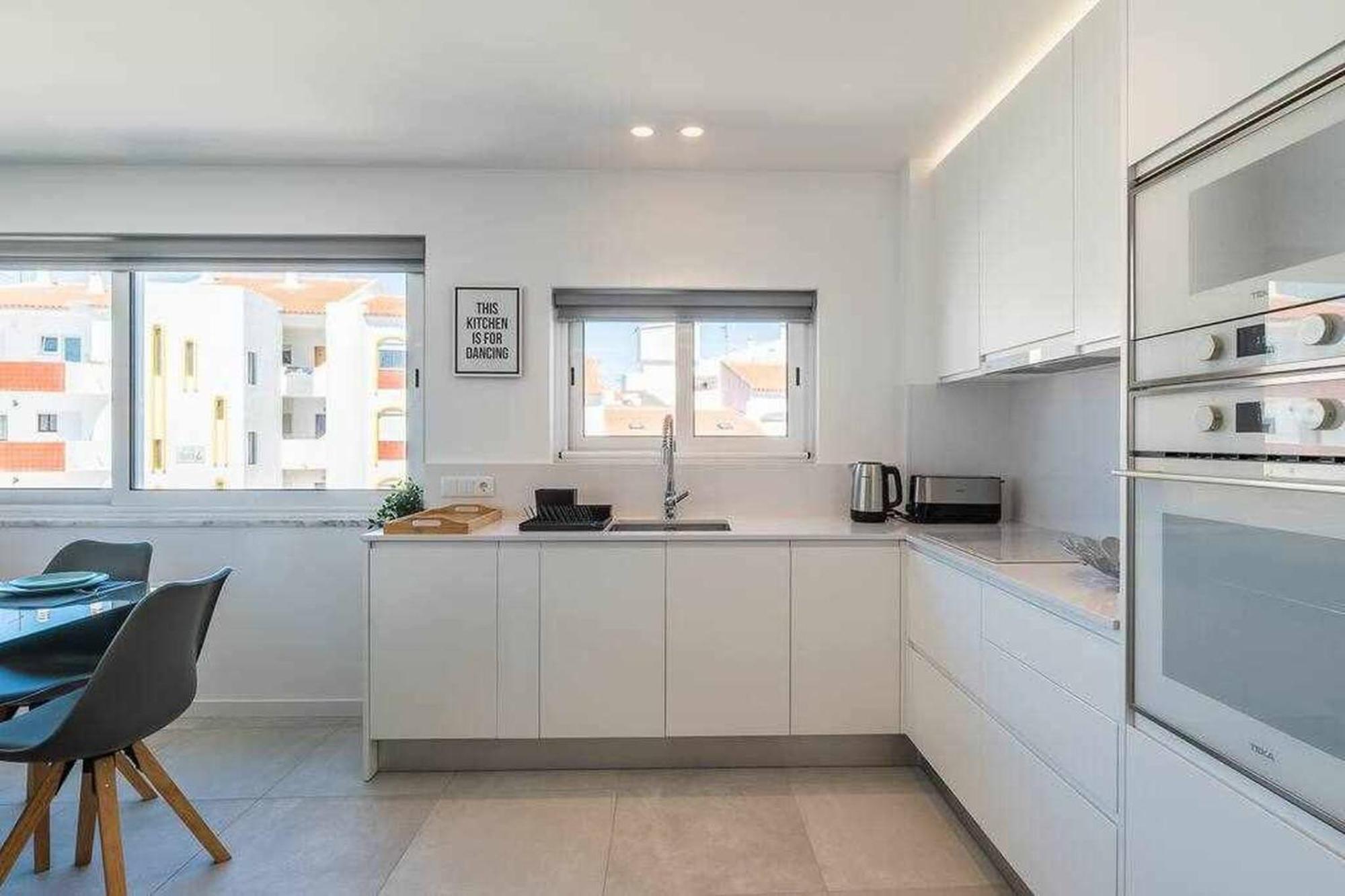 Central Town 2-Bedroom Apartment Albufeira Bagian luar foto