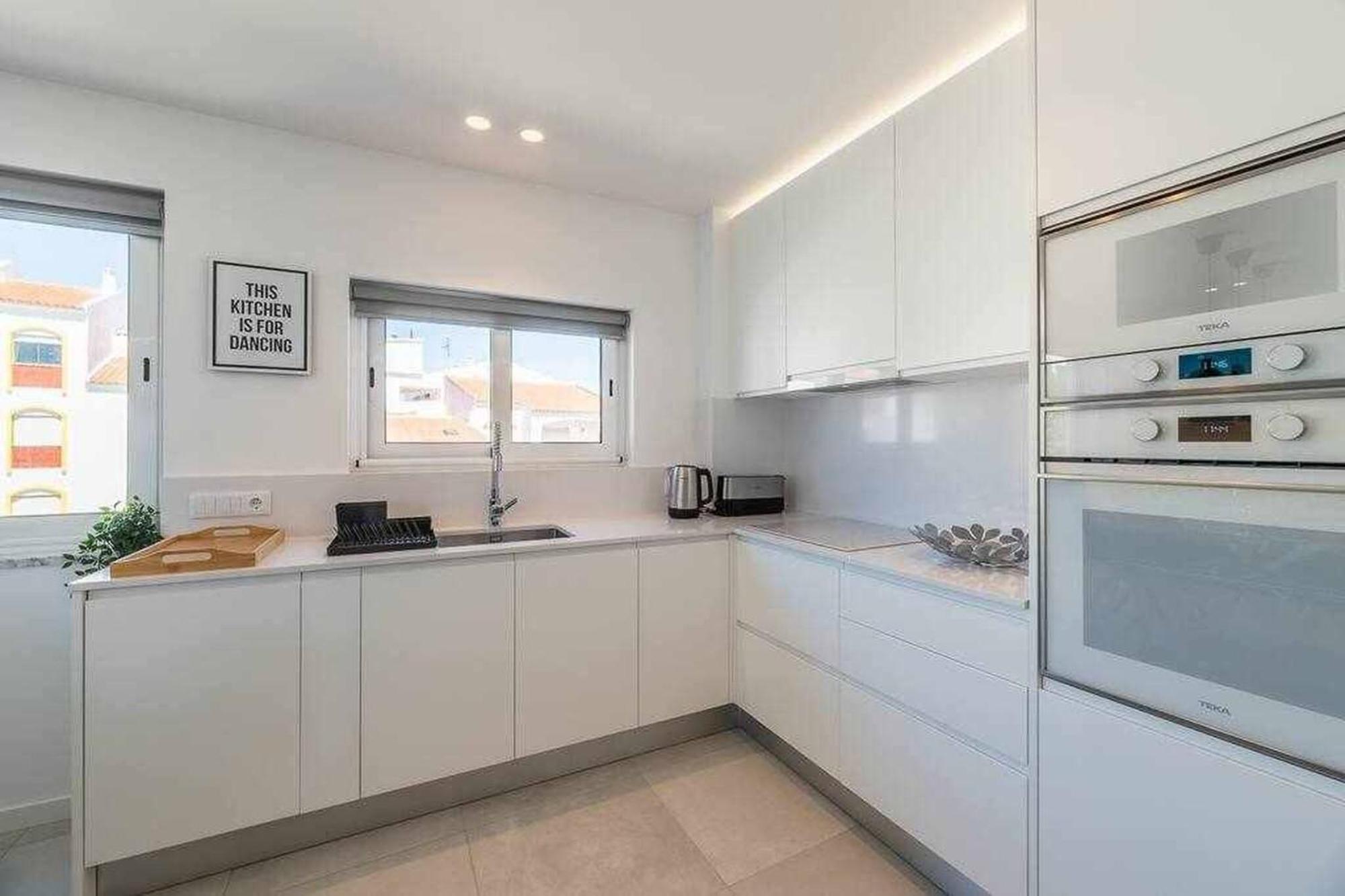 Central Town 2-Bedroom Apartment Albufeira Bagian luar foto