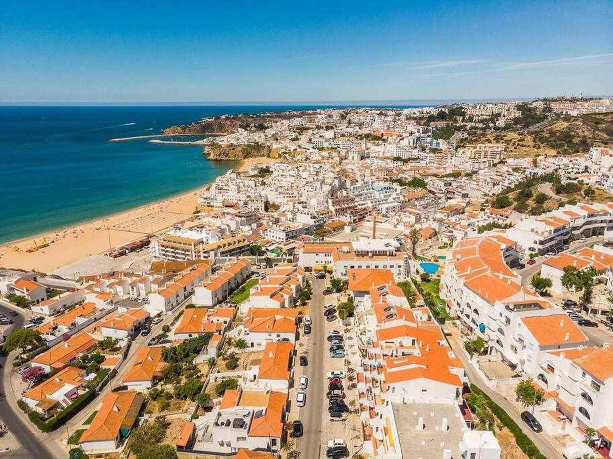 Central Town 2-Bedroom Apartment Albufeira Bagian luar foto