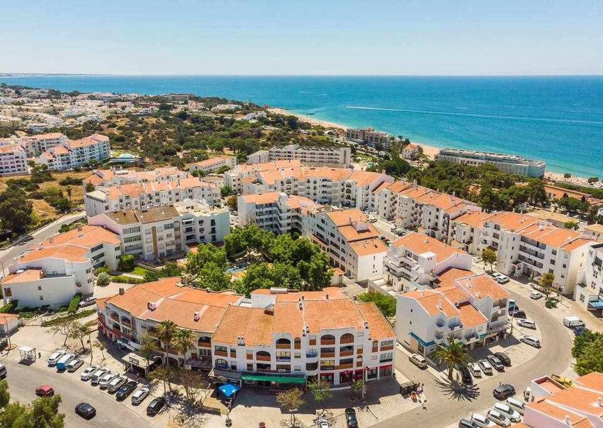 Central Town 2-Bedroom Apartment Albufeira Bagian luar foto